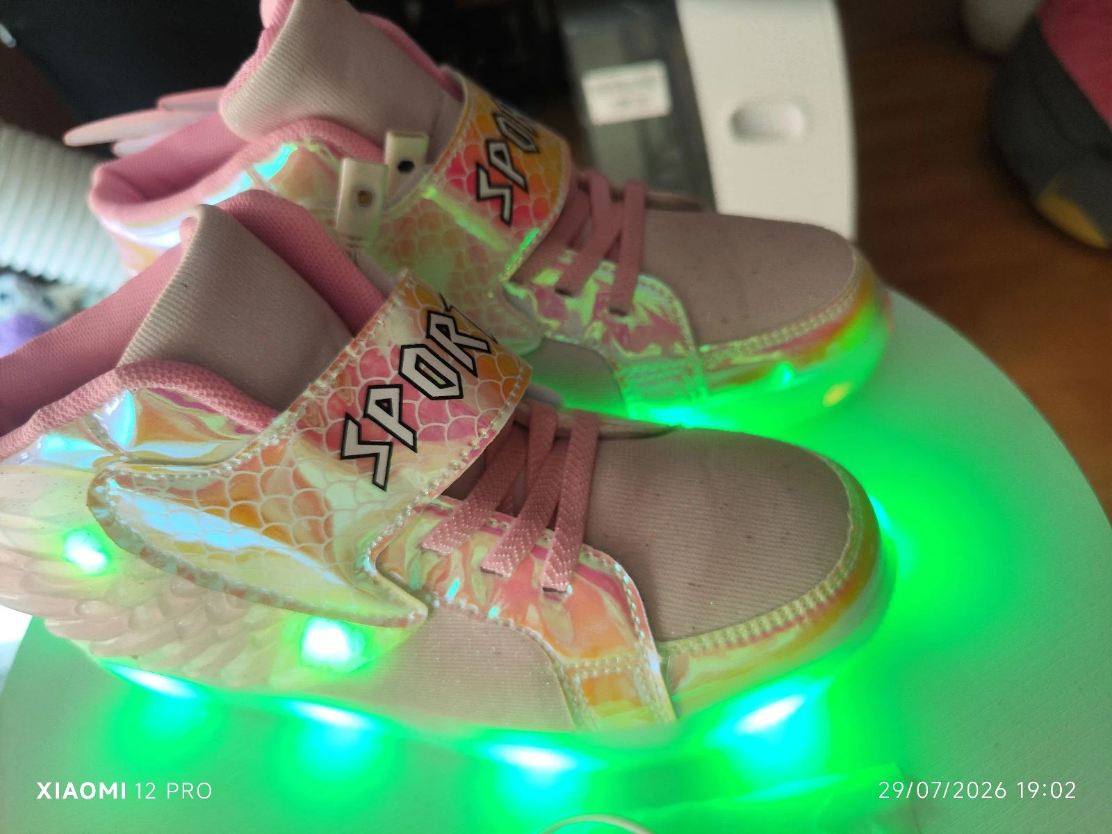Zapatillas altas con luces LED y alas (Nuevas) – Talla 37